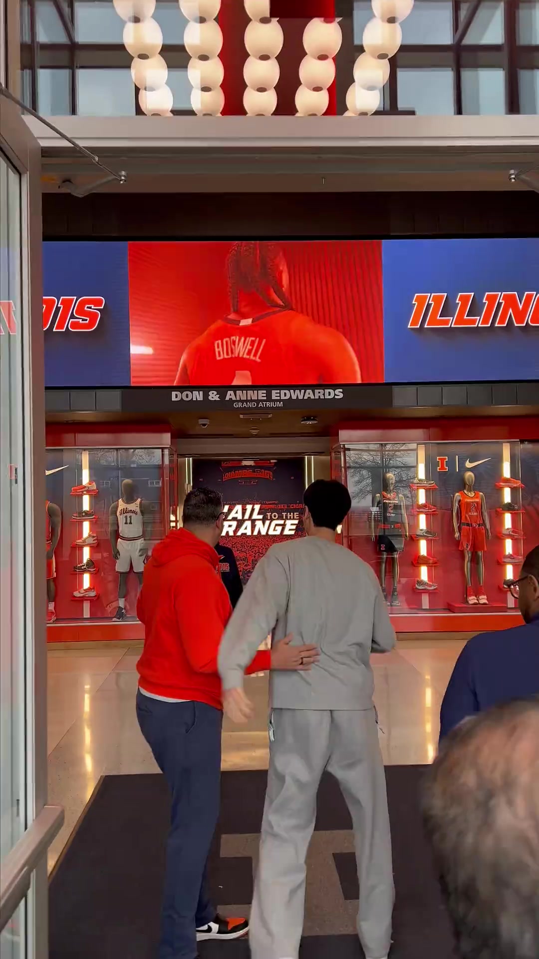 九游体育官网-张博源参观伊利诺伊大学！这更衣室 这训练设施条件 不输职业球队