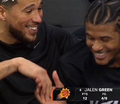 九游娱乐赞助不莱梅-终于等到你!布克在板凳席给杰伦·格林捏肩膀 两人有说有笑